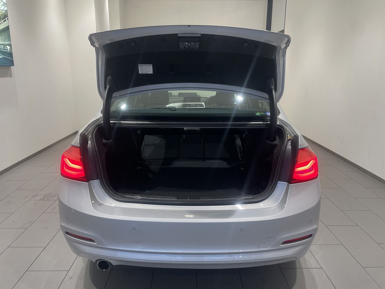 318I SEDAN RHD