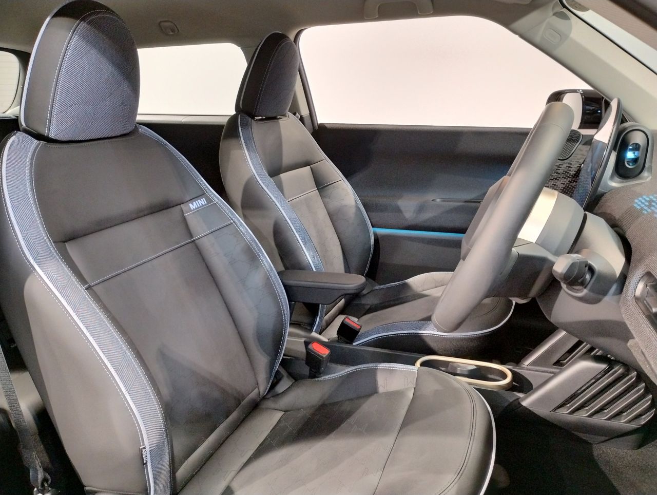 J01 MINI Cooper SE