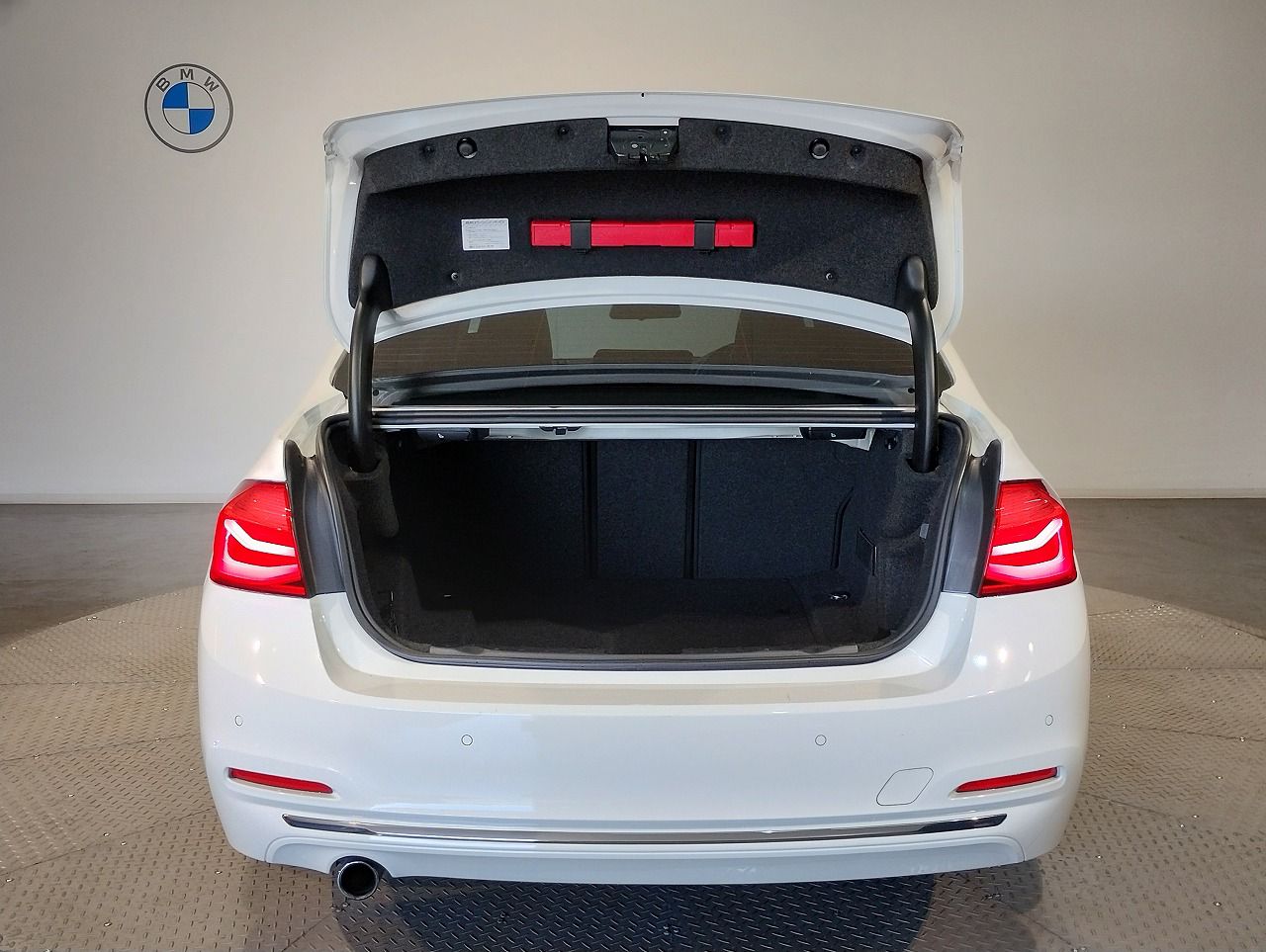 320D SEDAN RHD