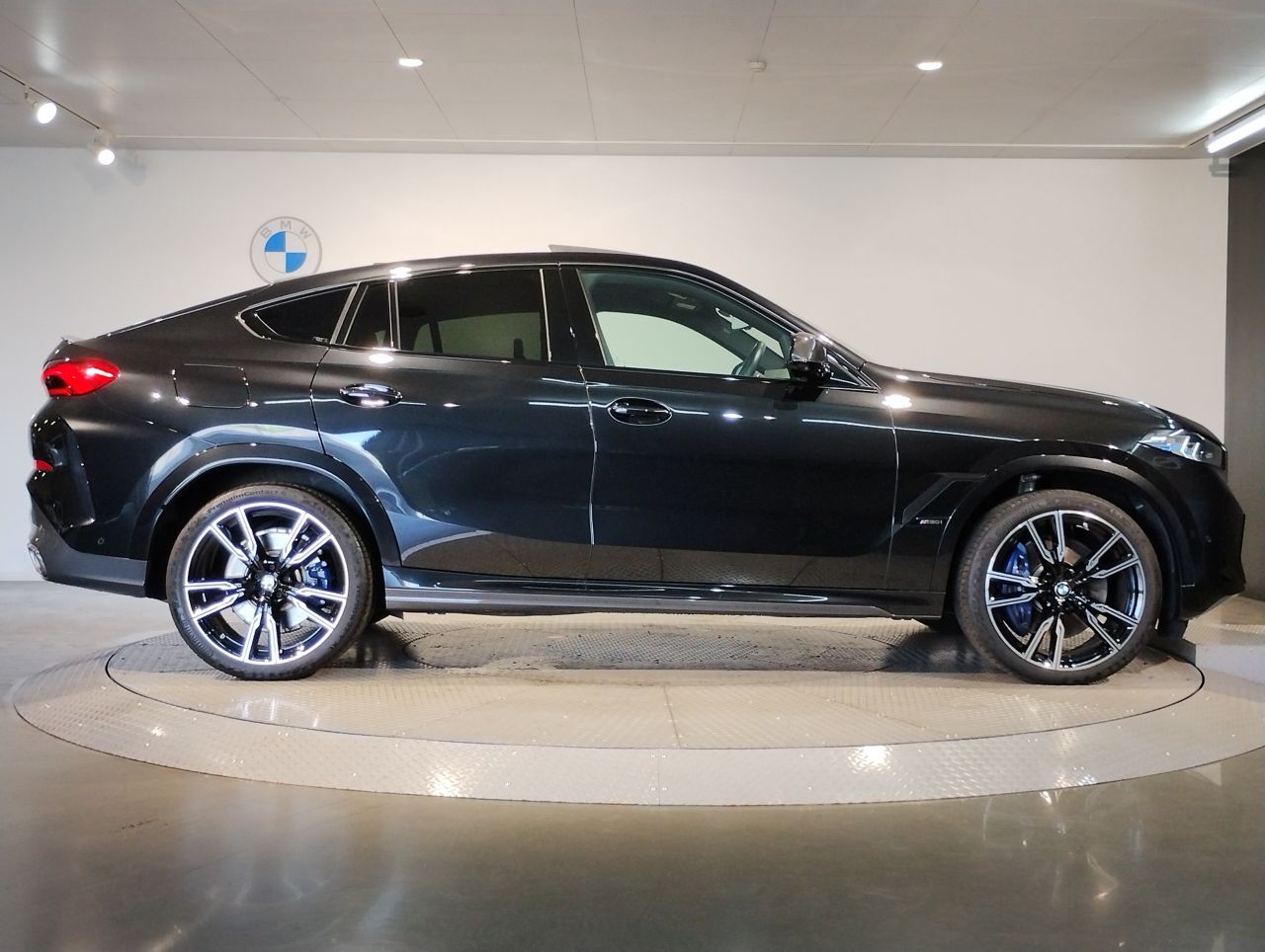 X6 M60i xDrive RHD