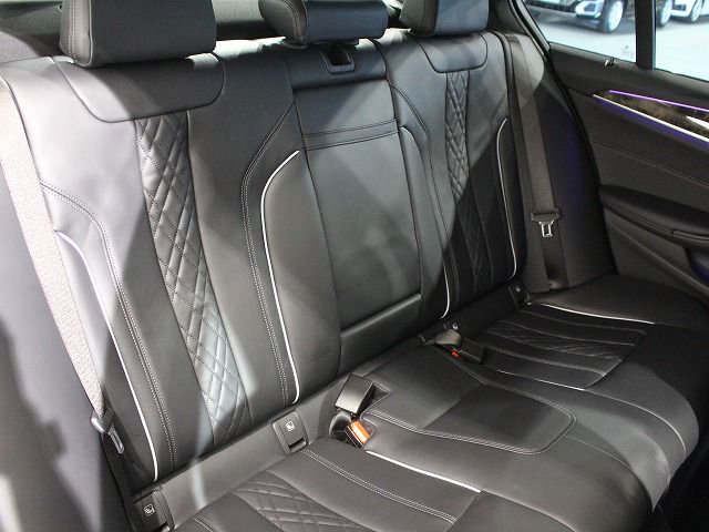 530e Sedan RHD