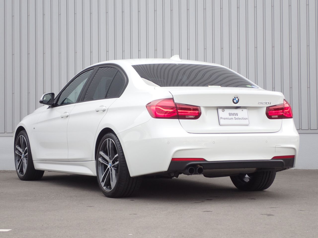 320I SEDAN RHD