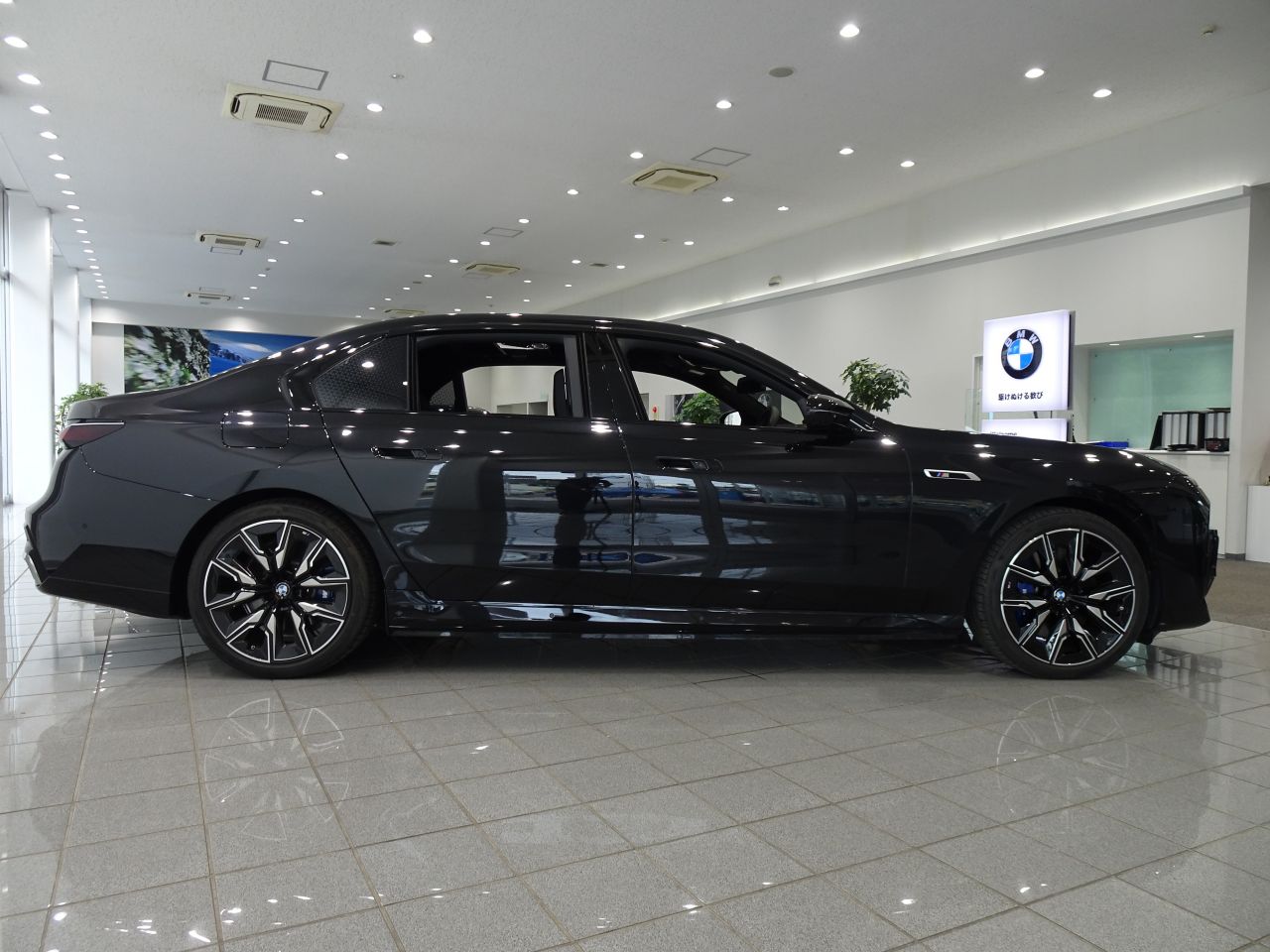 BMW i7 M70 xDrive Sedan RHD