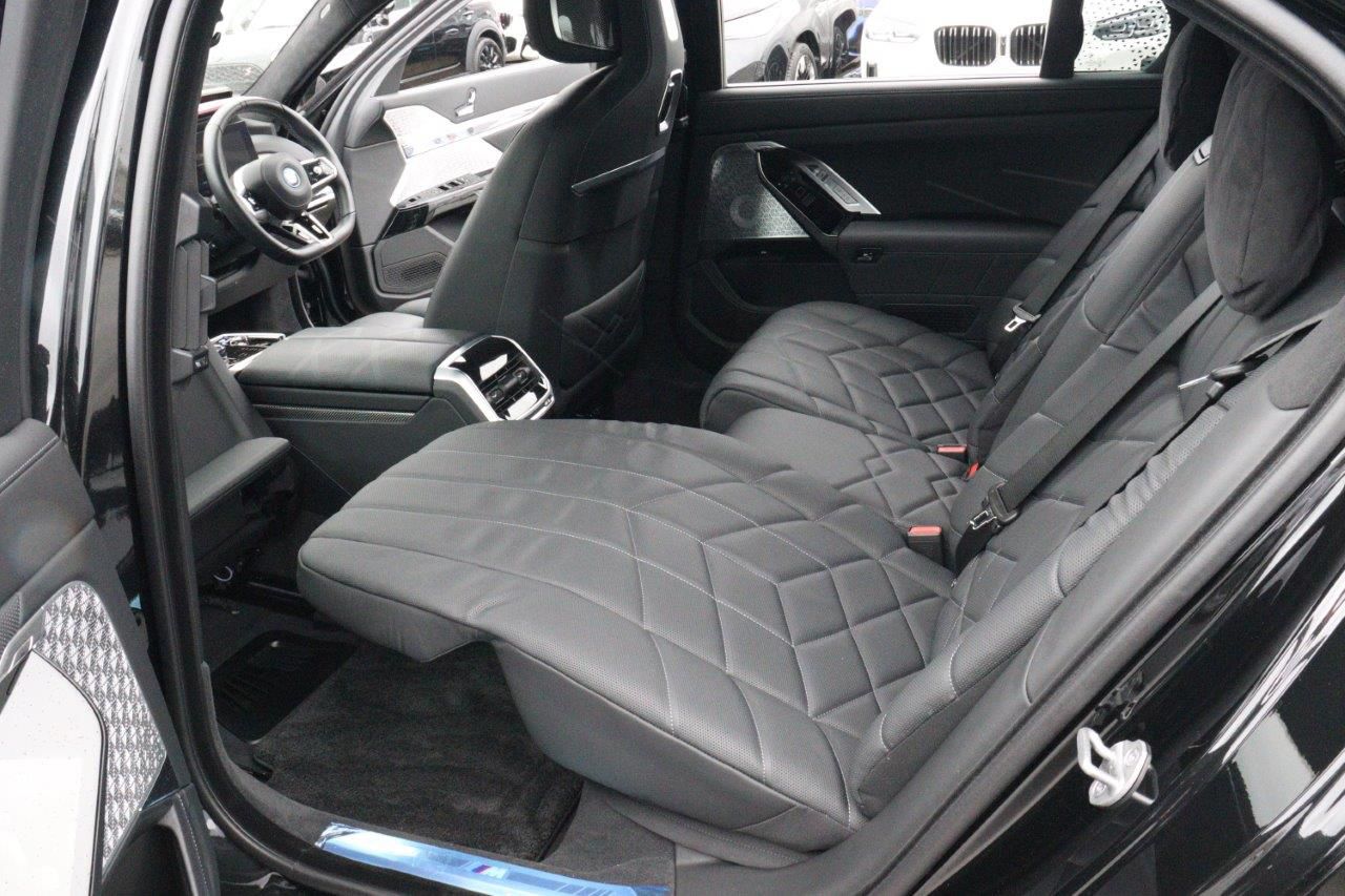 BMW i7 M70 xDrive Sedan RHD