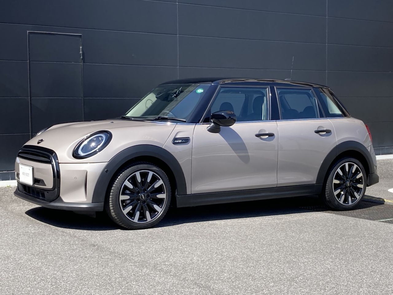 MINI COOPER 5 DOOR CAMDEN EDITION.