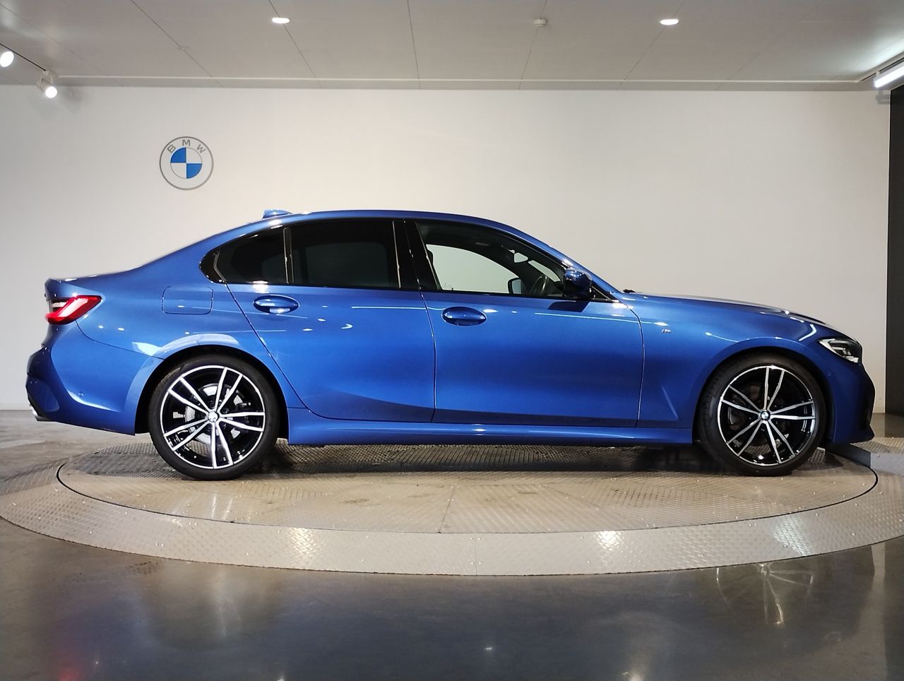 320i Sedan RHD