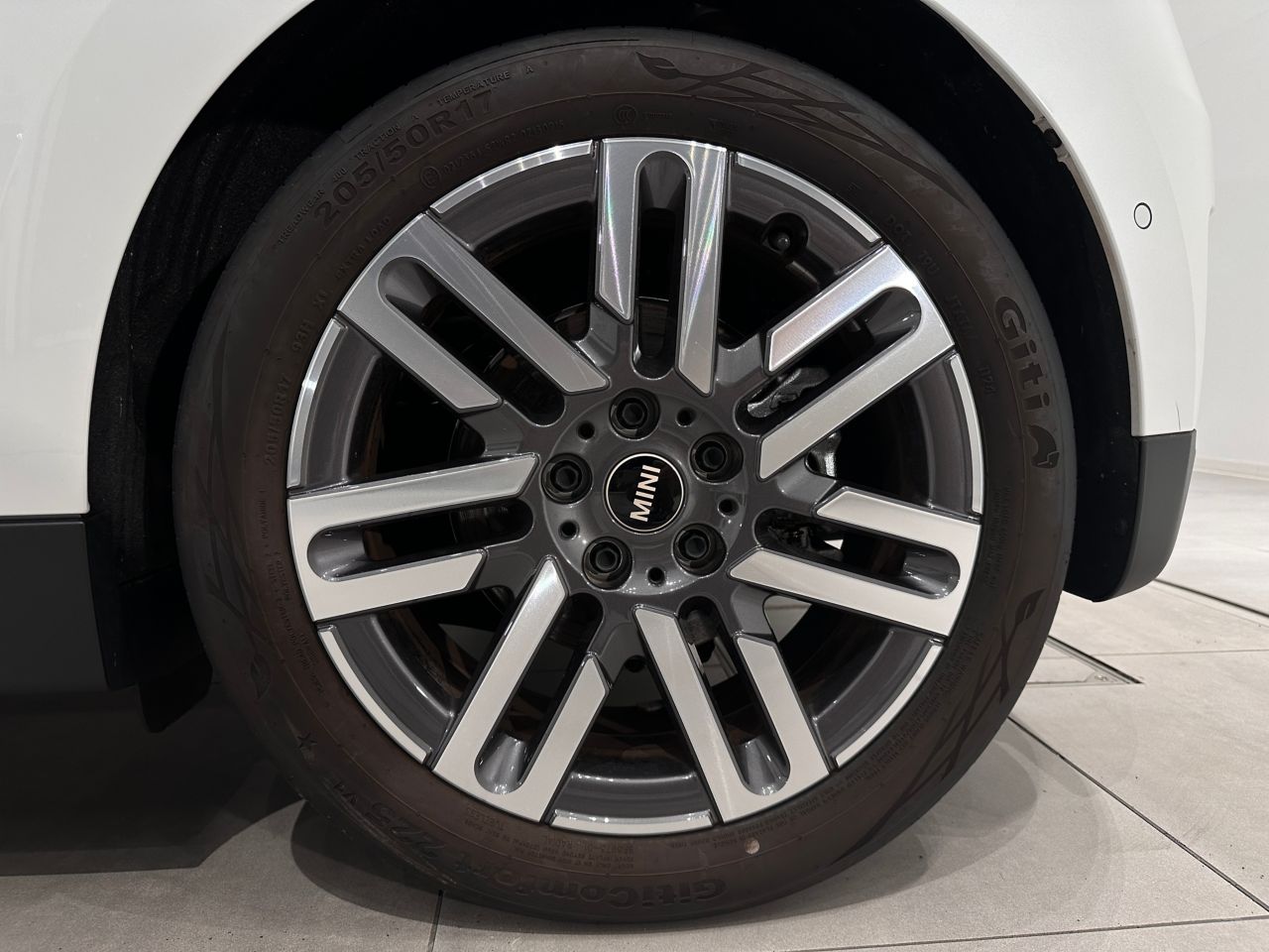 J01 MINI Cooper E