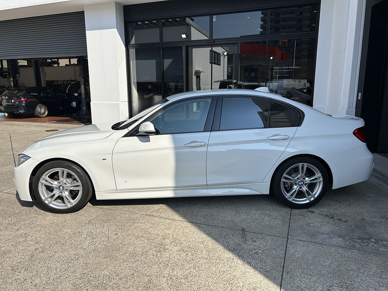 320I SEDAN RHD