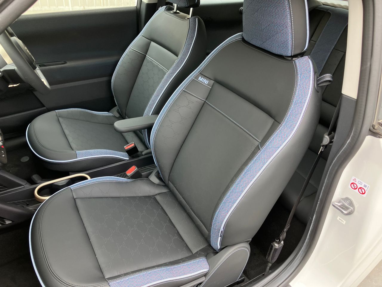 J01 MINI Cooper E