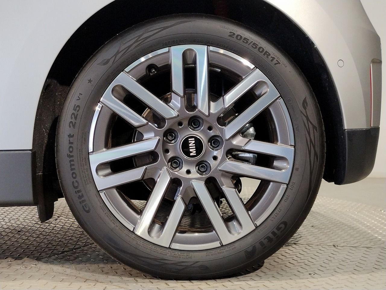 J01 MINI Cooper E