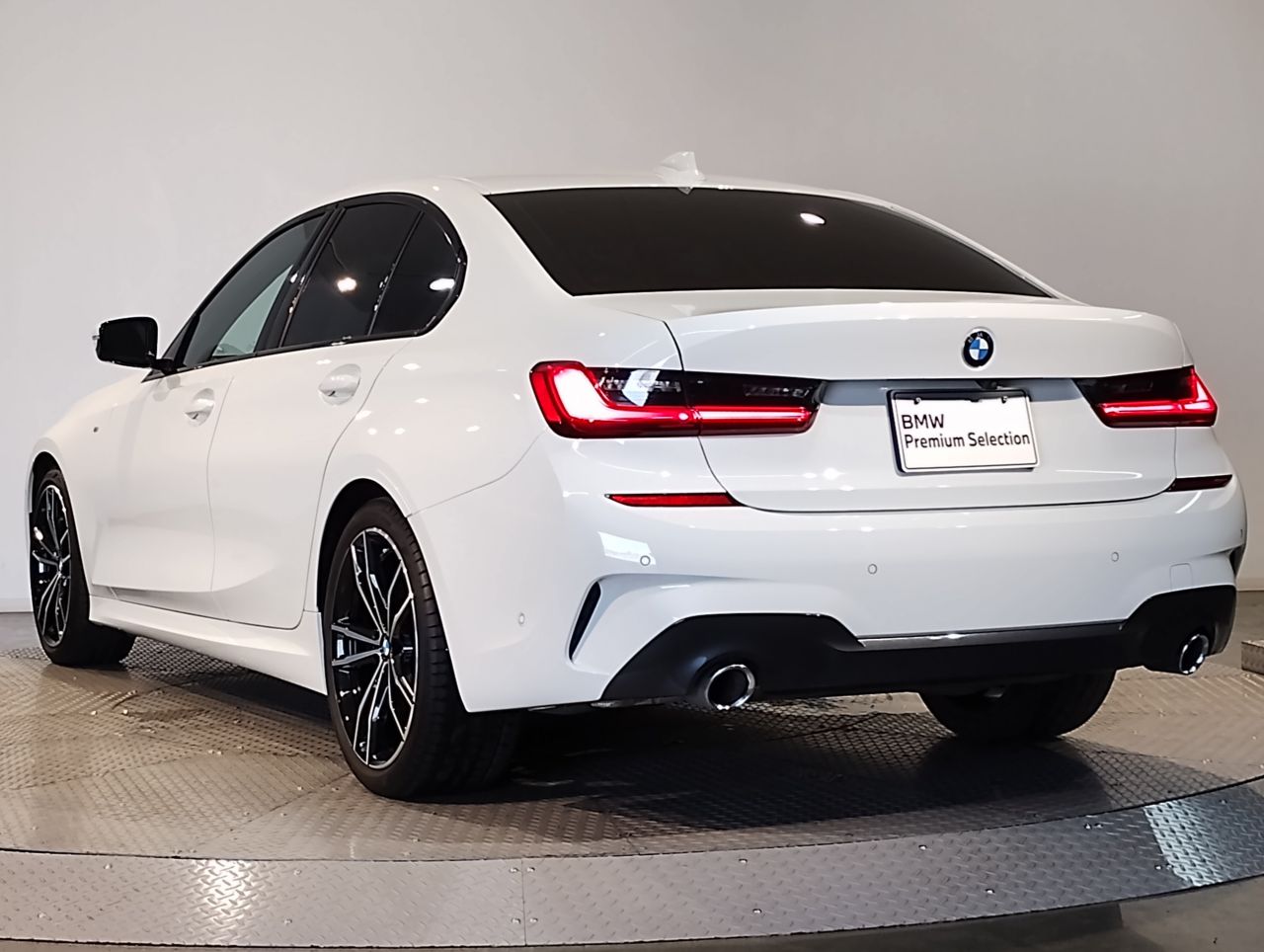 320i Sedan RHD