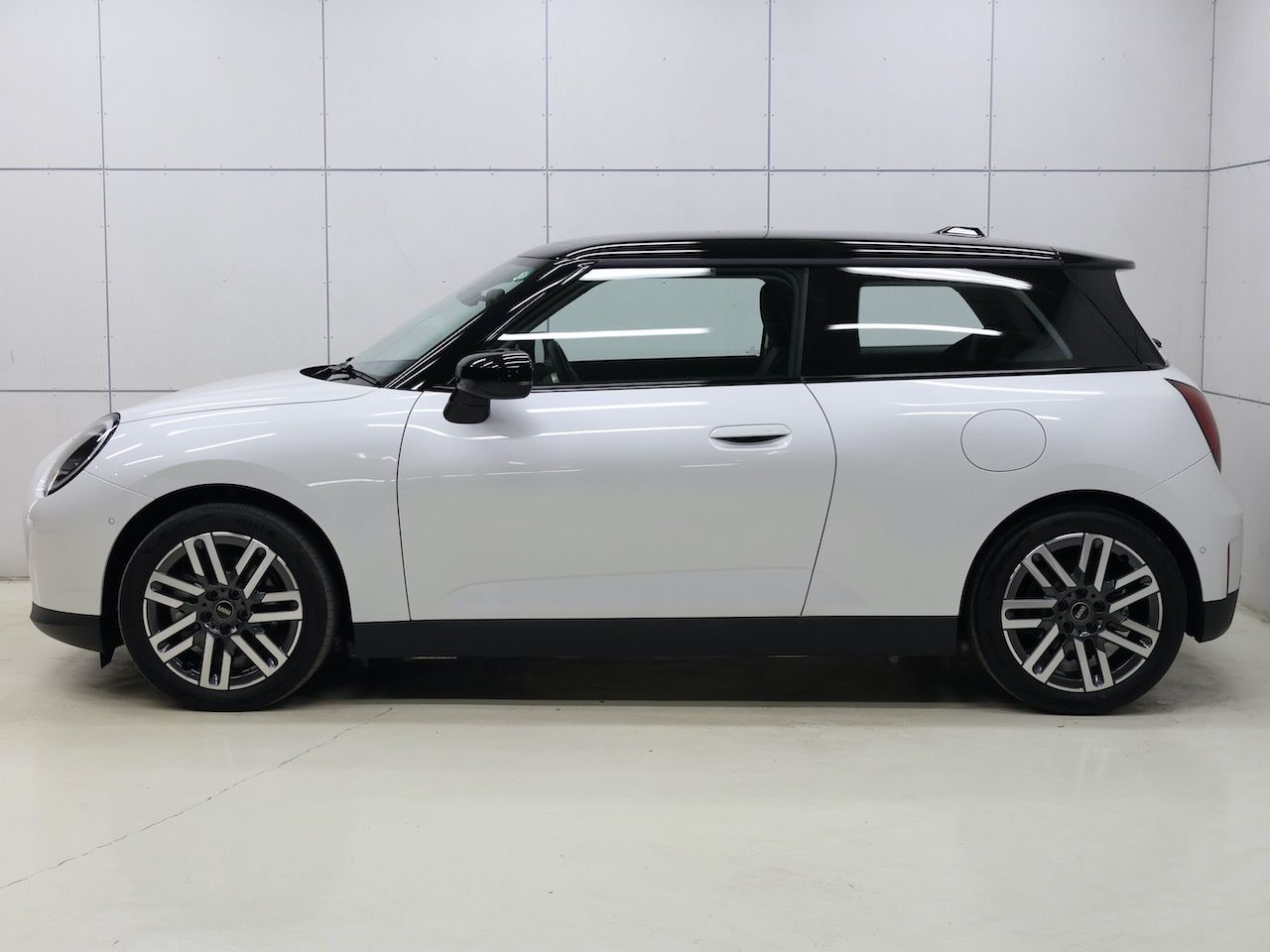 J01 MINI Cooper E