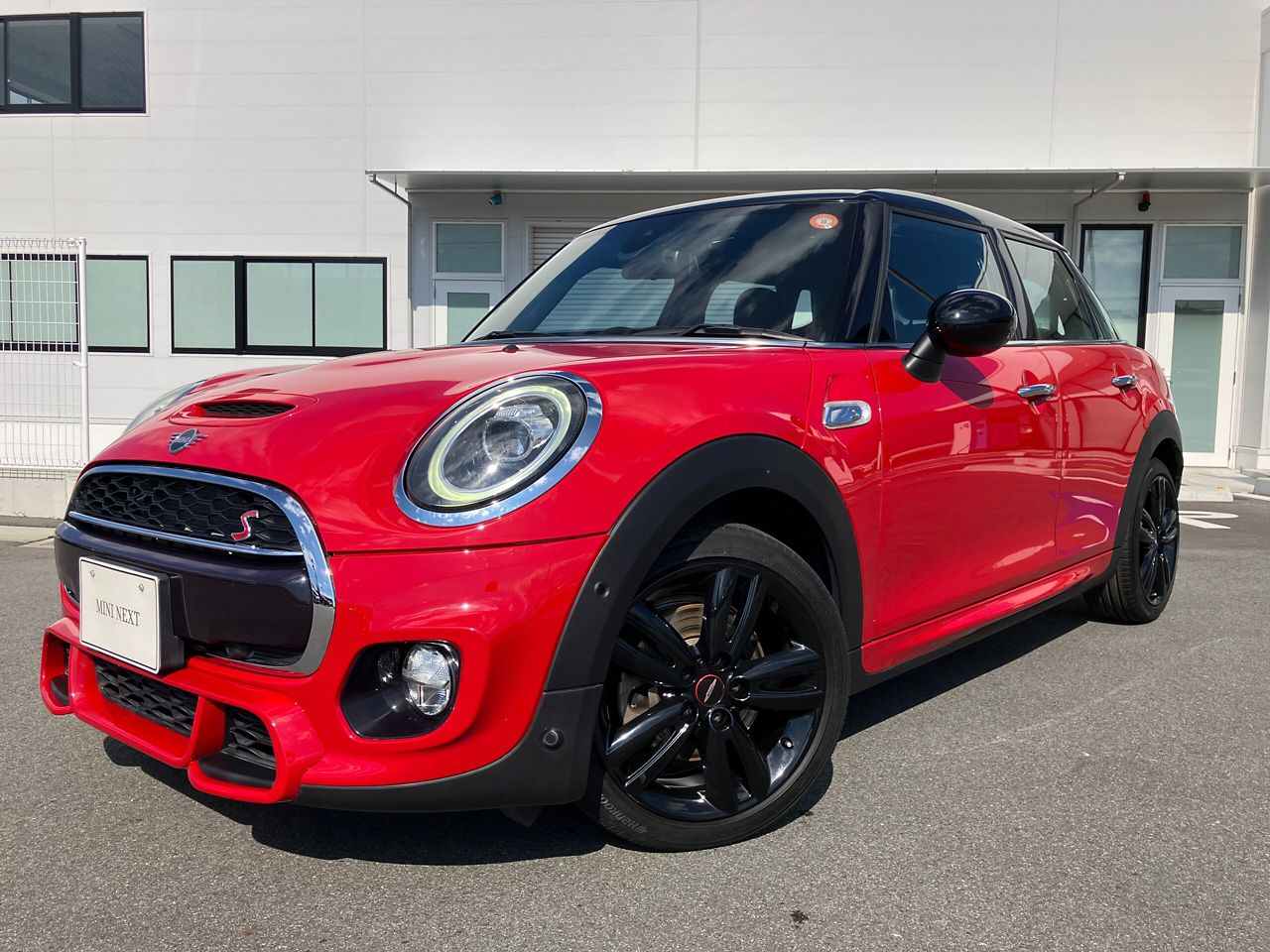 THE NEW MINI COOPER S 5 DOOR.