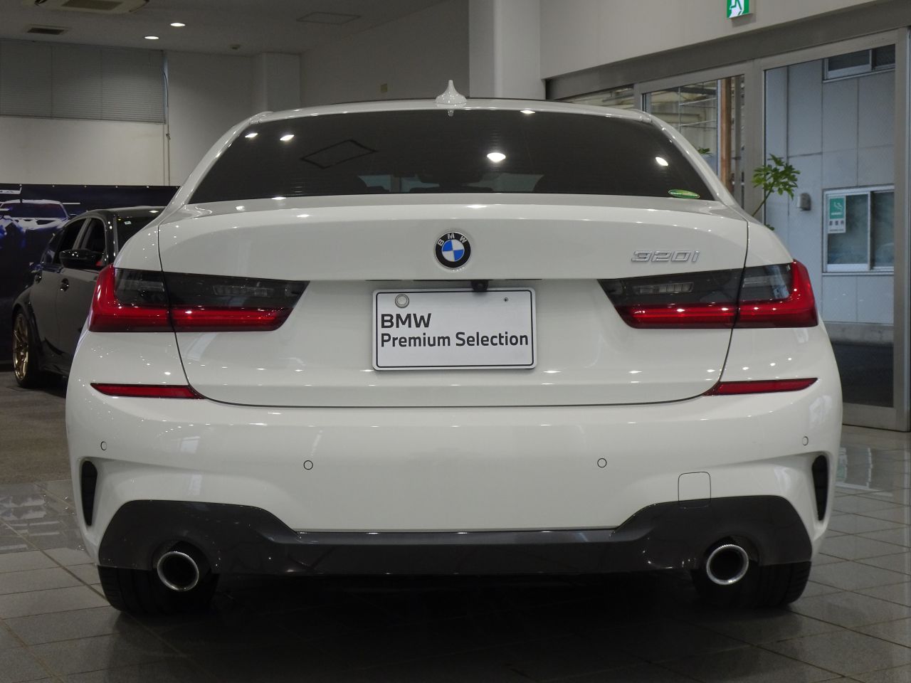 320i Sedan RHD