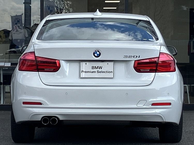 320I SEDAN RHD