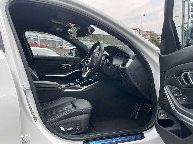 G20 330e Saloon RHD