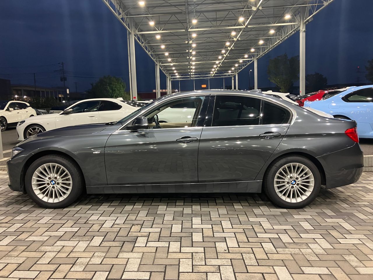 320I SEDAN RHD