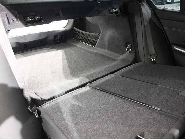 320i Sedan RHD