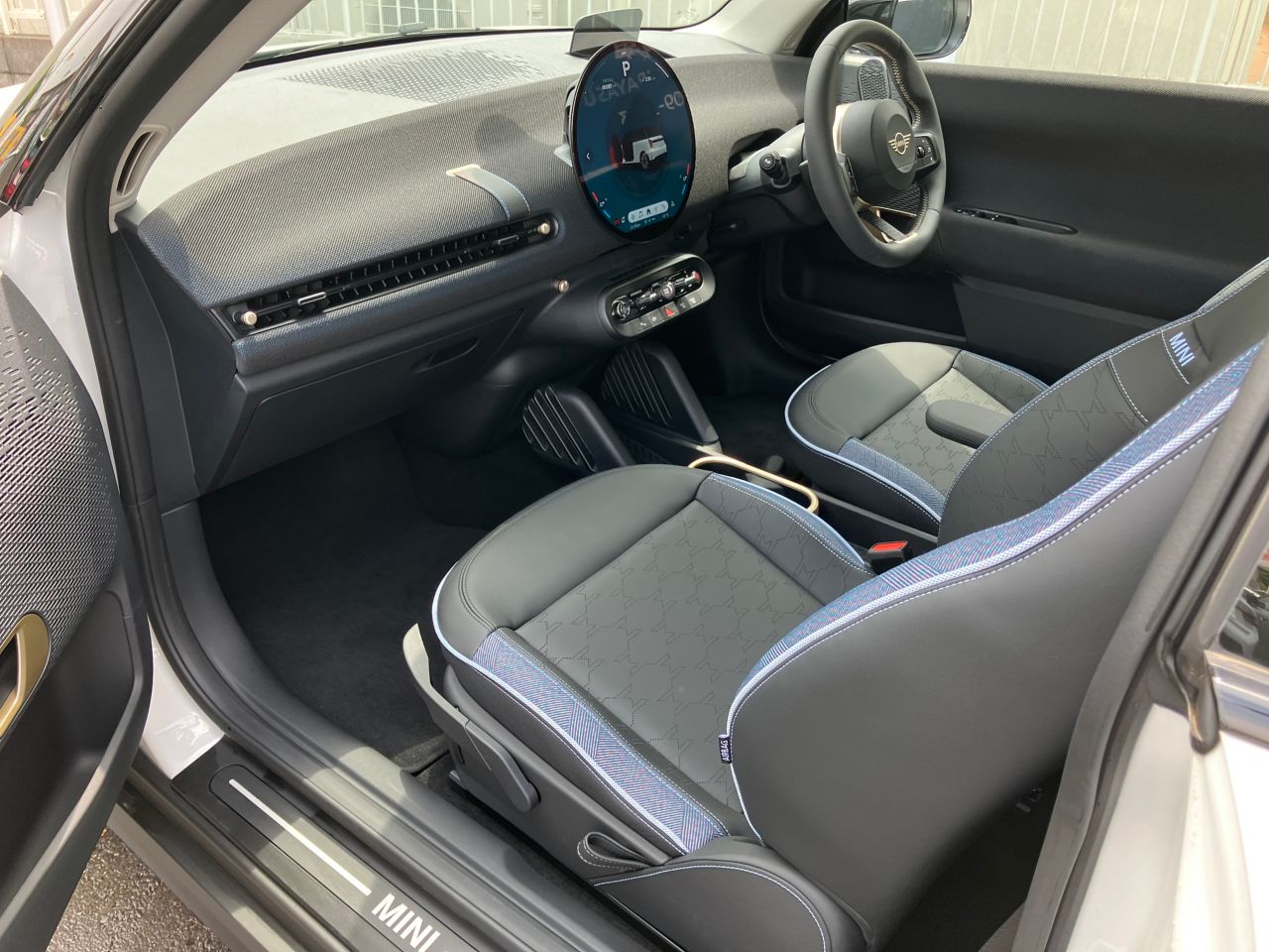 J01 MINI Cooper E