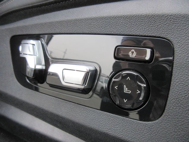 X6 M60i xDrive RHD