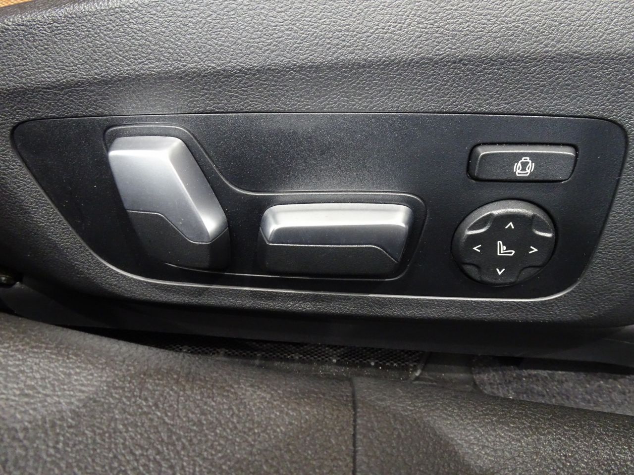 G20 330e Saloon RHD