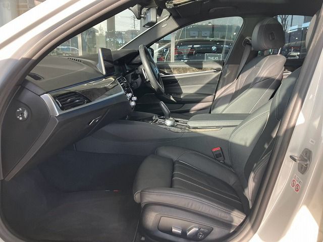530e Sedan RHD