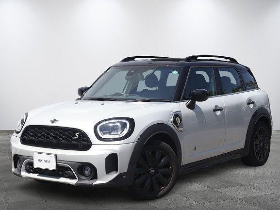 THE NEW MINI COOPER SE CROSSOVER ALL4.