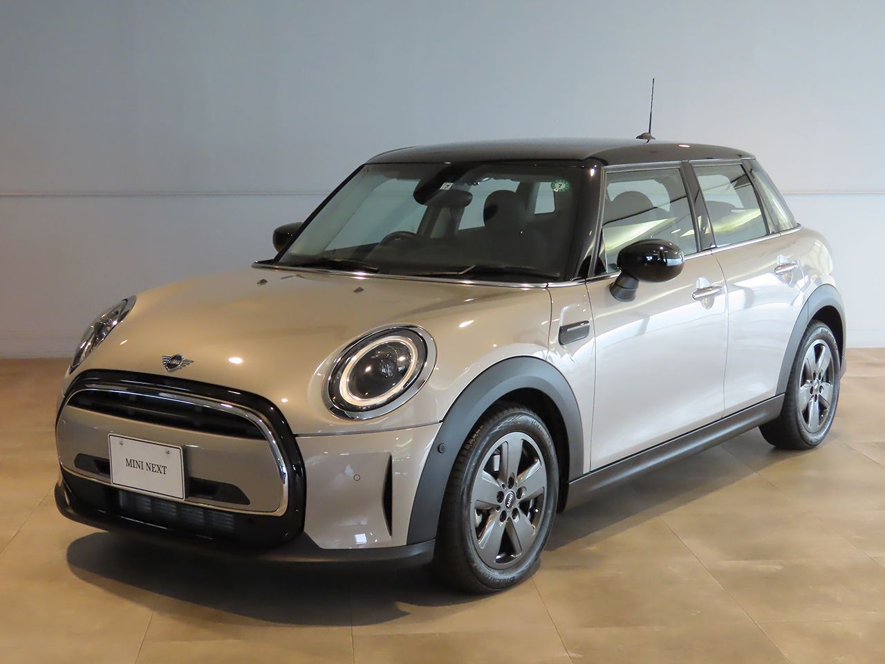 THE NEW MINI COOPER 5 DOOR.