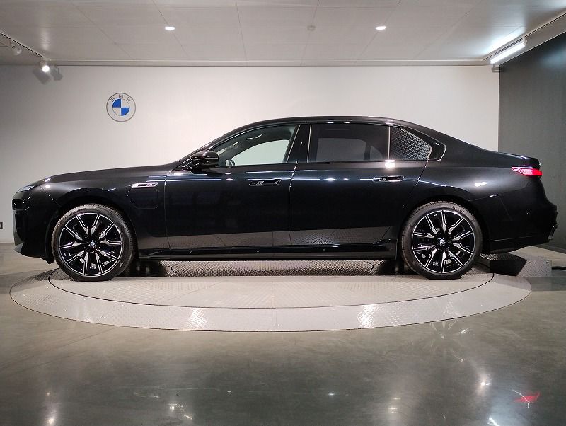 BMW i7 M70 xDrive Sedan RHD