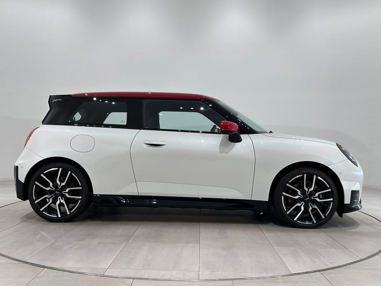 J01 MINI Cooper SE