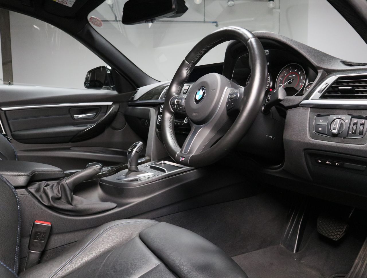 320I SEDAN RHD