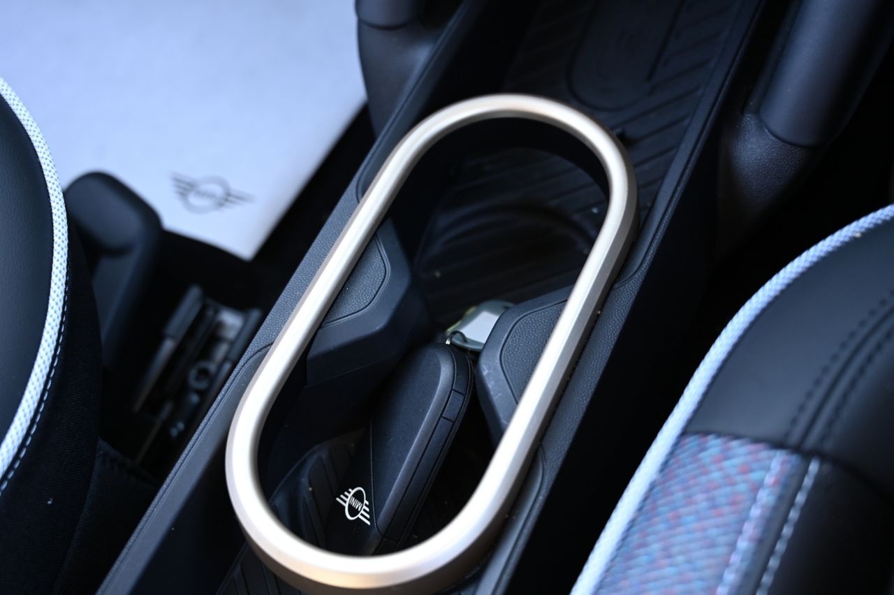 J01 MINI Cooper E
