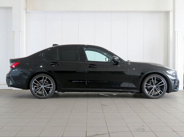 G20 320d xDrive RHD Saloon