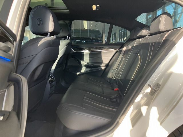 530e Sedan RHD