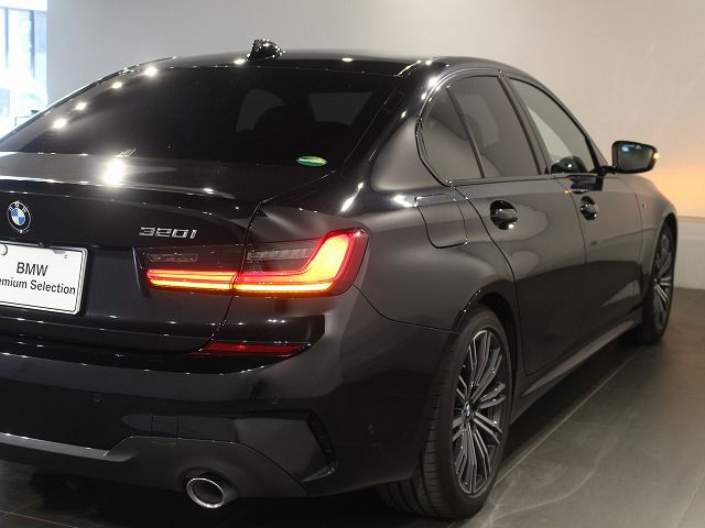 320i Sedan RHD