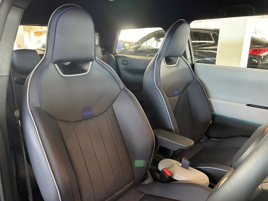 J01 MINI Cooper SE