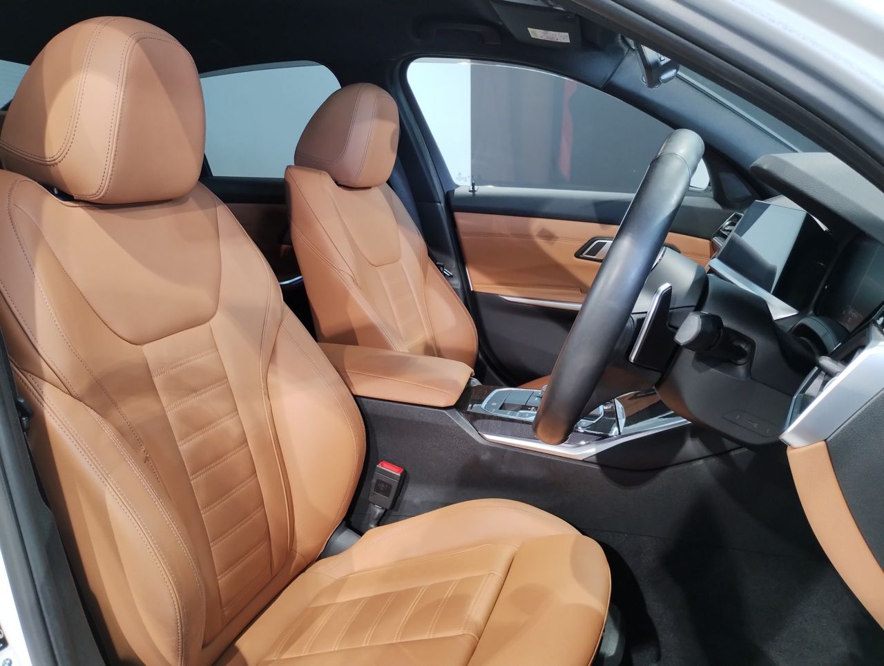 320i Sedan RHD