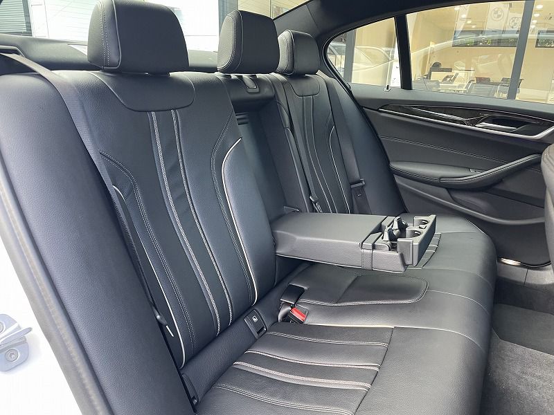 530e Sedan RHD