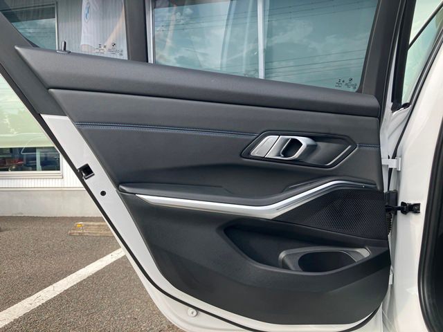 G20 330e Saloon RHD