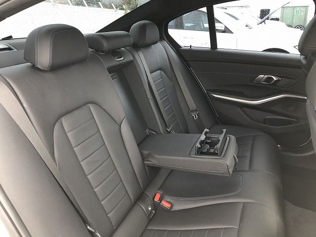 320i Sedan RHD