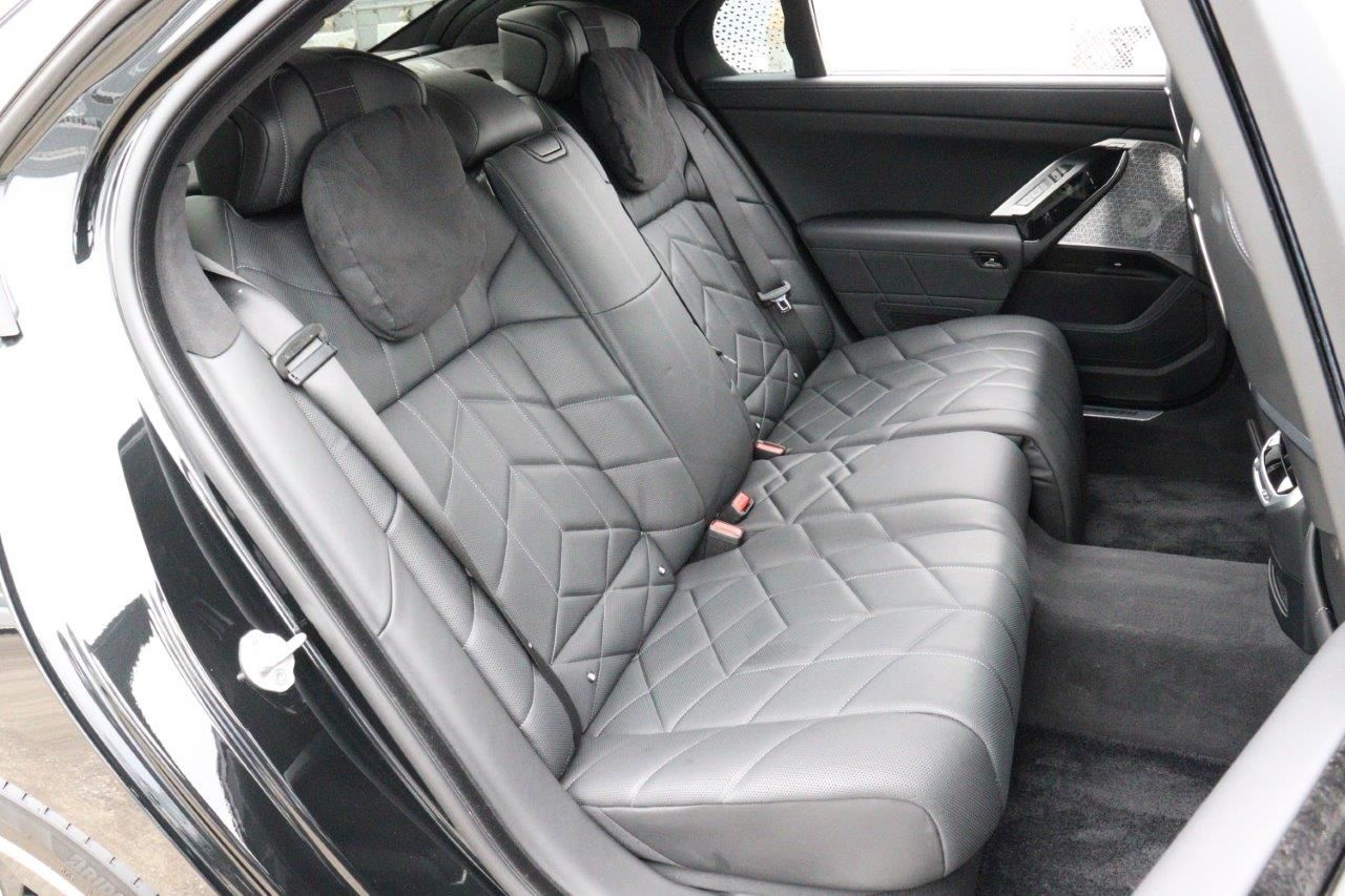 BMW i7 M70 xDrive Sedan RHD