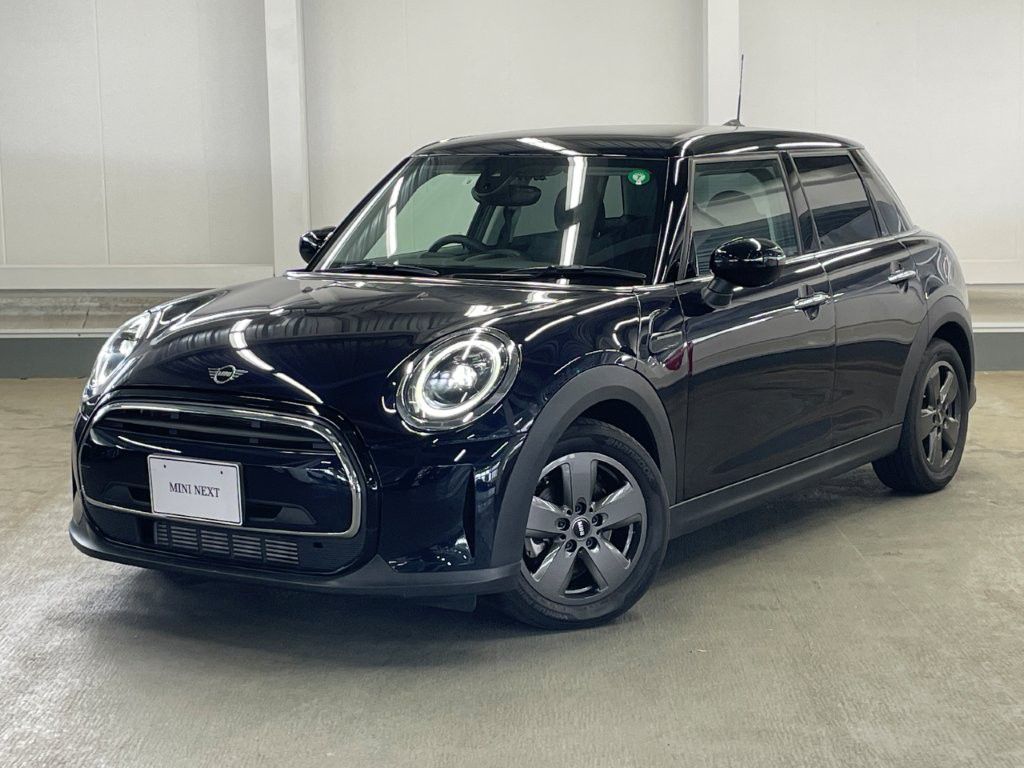 THE NEW MINI COOPER 5 DOOR.