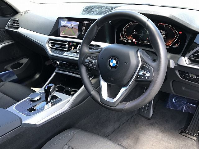 G20 320d xDrive RHD Saloon