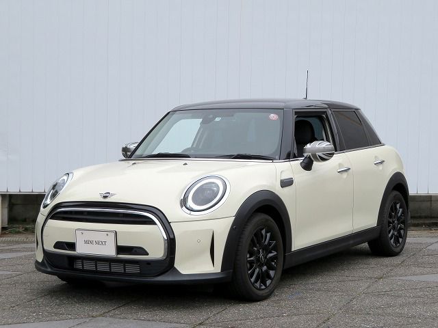 THE NEW MINI COOPER 5 DOOR.