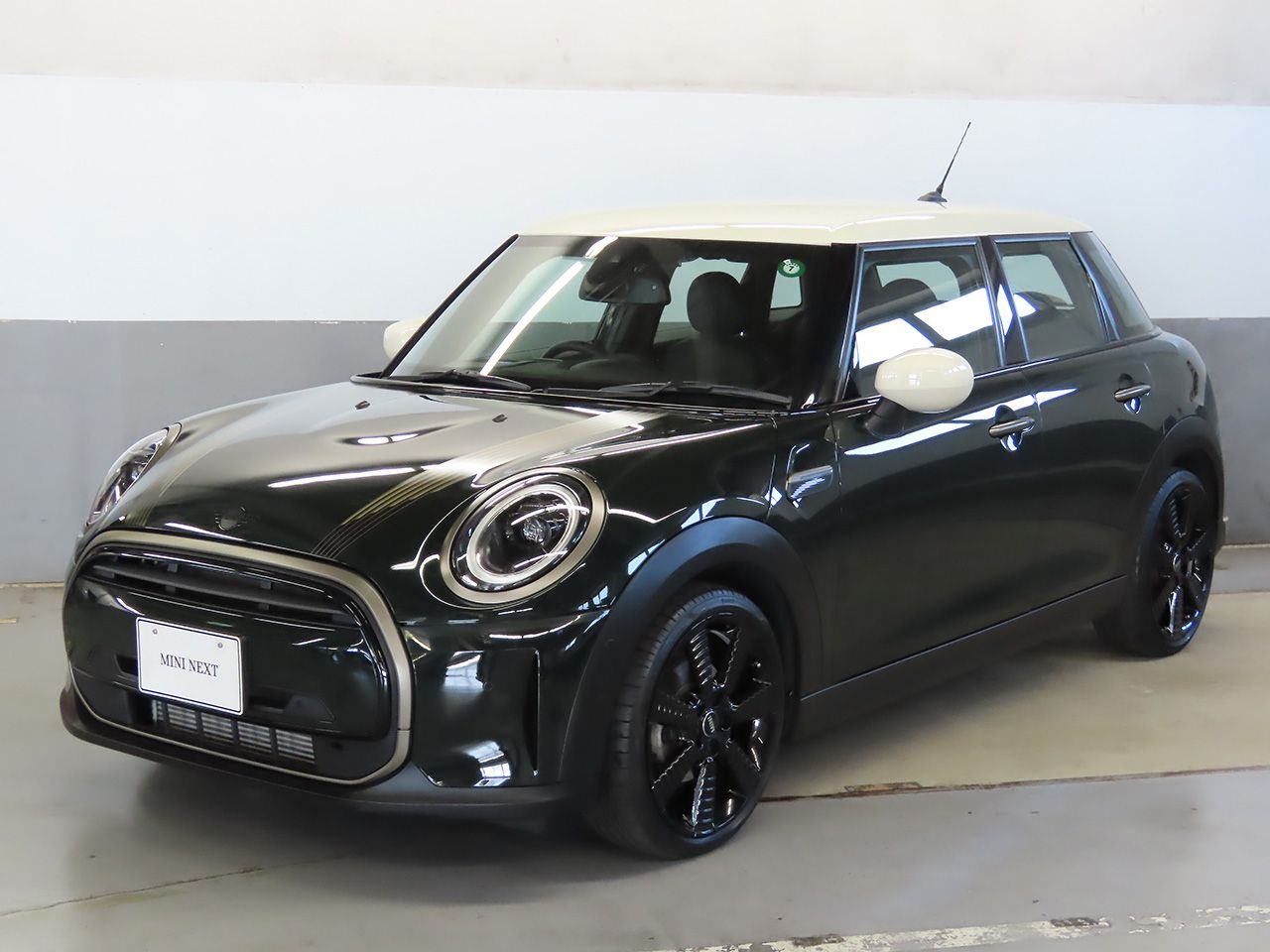 MINI COOPER 5 DOOR RESOLUTE EDITION.