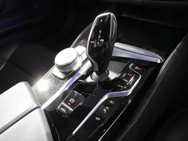 530e Sedan RHD