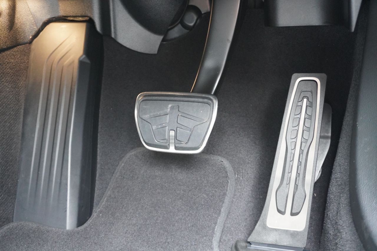 G29 z4 sDrive20i RHD