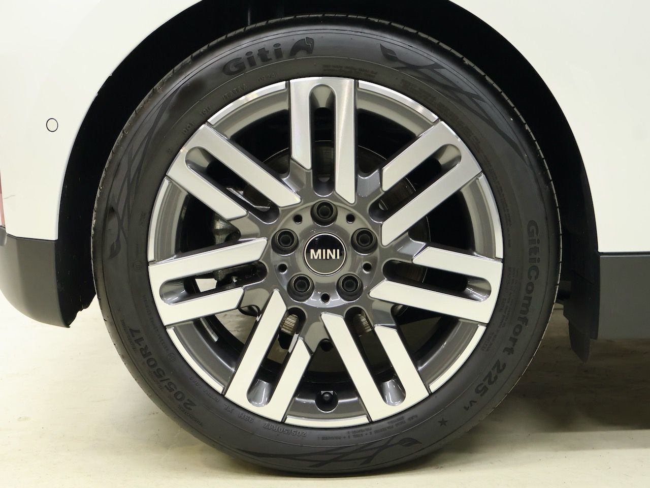 J01 MINI Cooper E