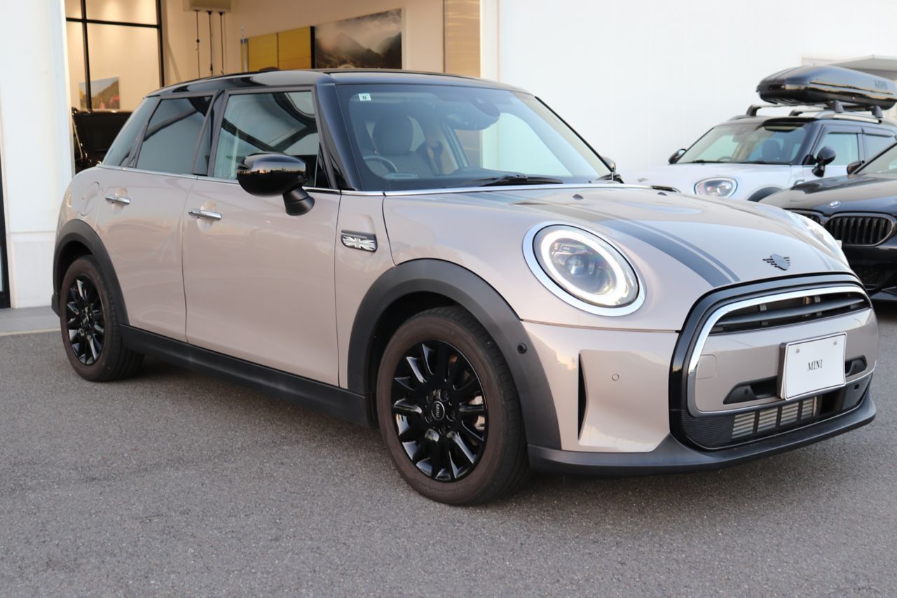 THE NEW MINI COOPER D 5 DOOR.