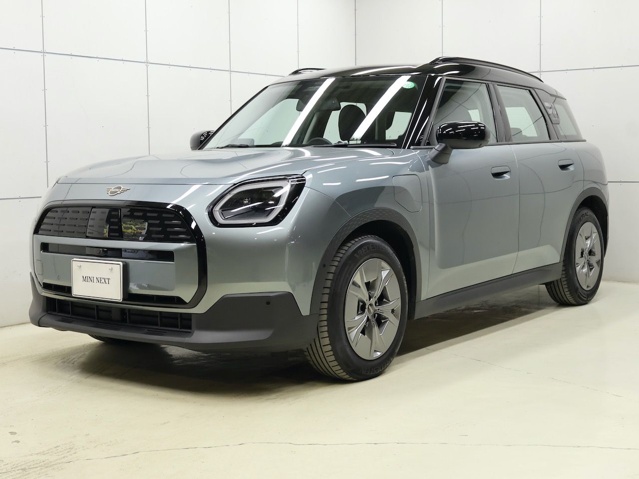 THE NEW ALL-ELECTRIC MINI COUNTRYMAN E